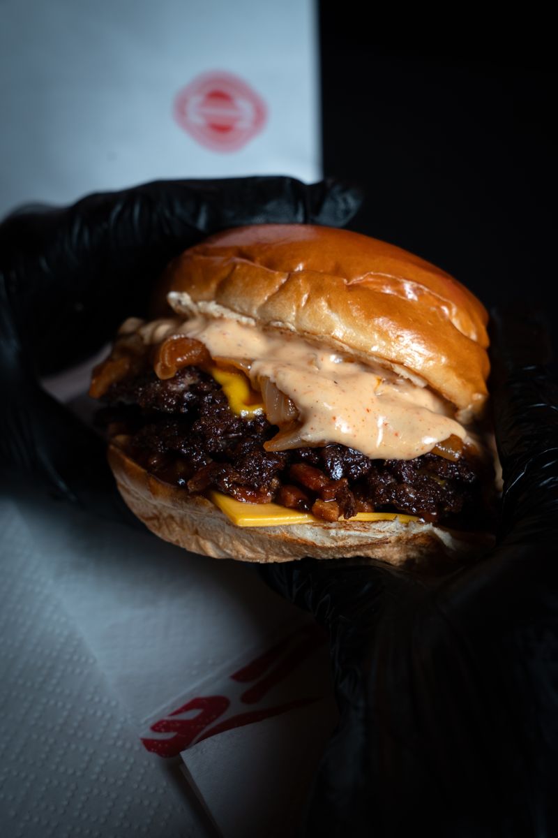 Burger con salsa Dealers chorreando