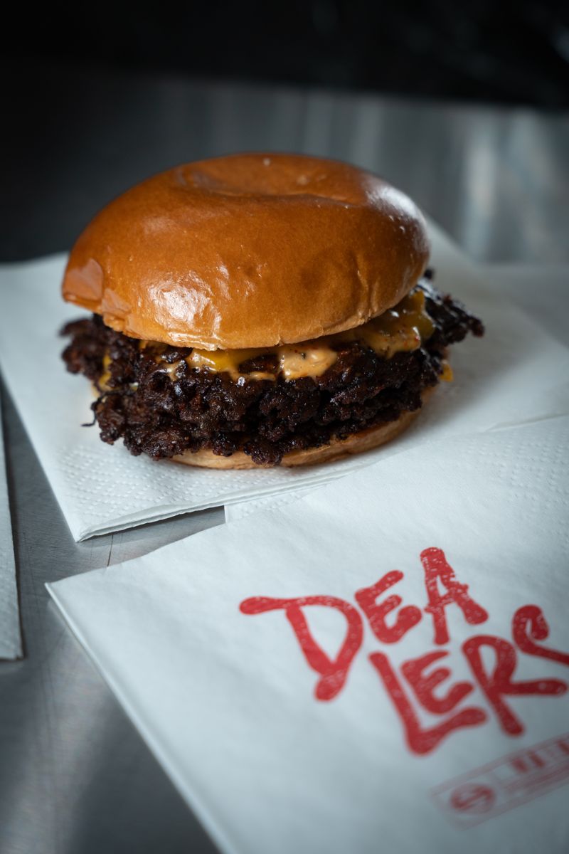 Smash burger Dealers sobre servilleta con logo